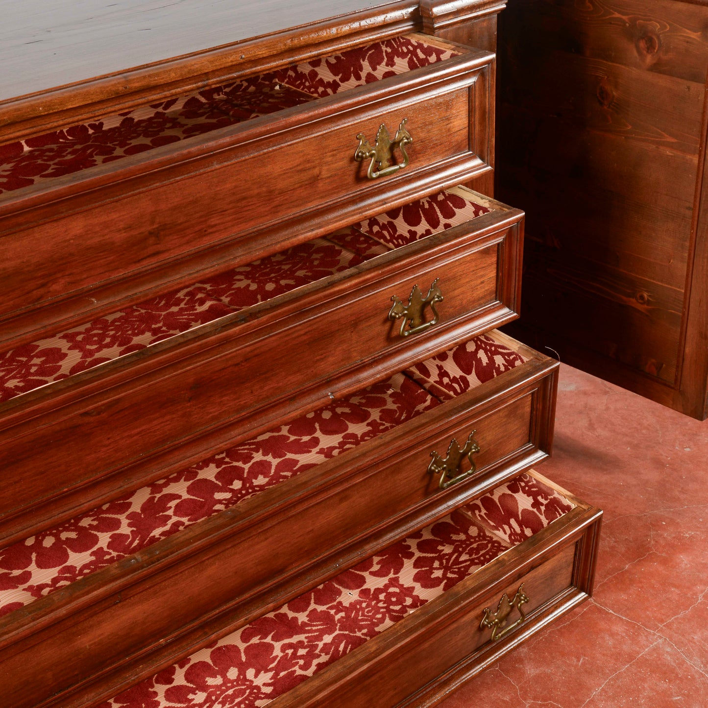 Credenza scantonata  stile sacrestia in noce