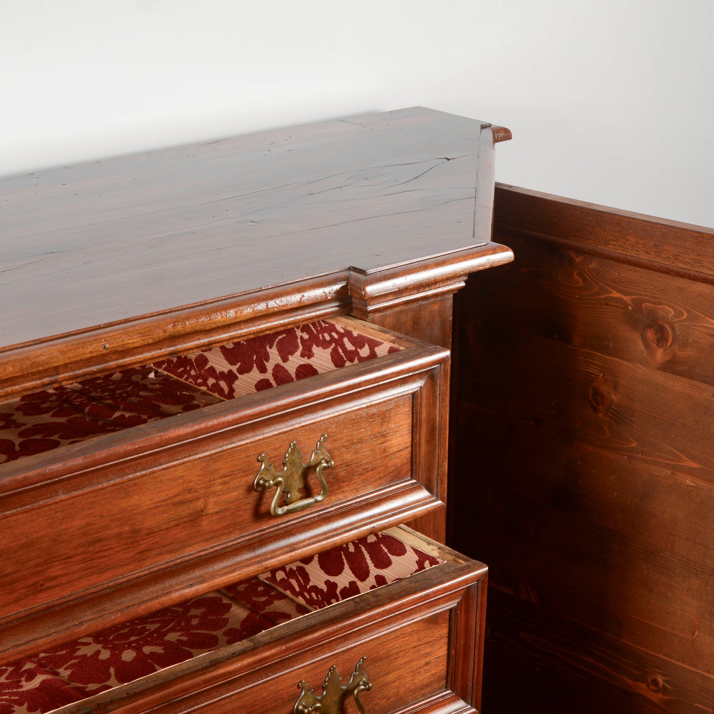 Credenza scantonata  stile sacrestia in noce