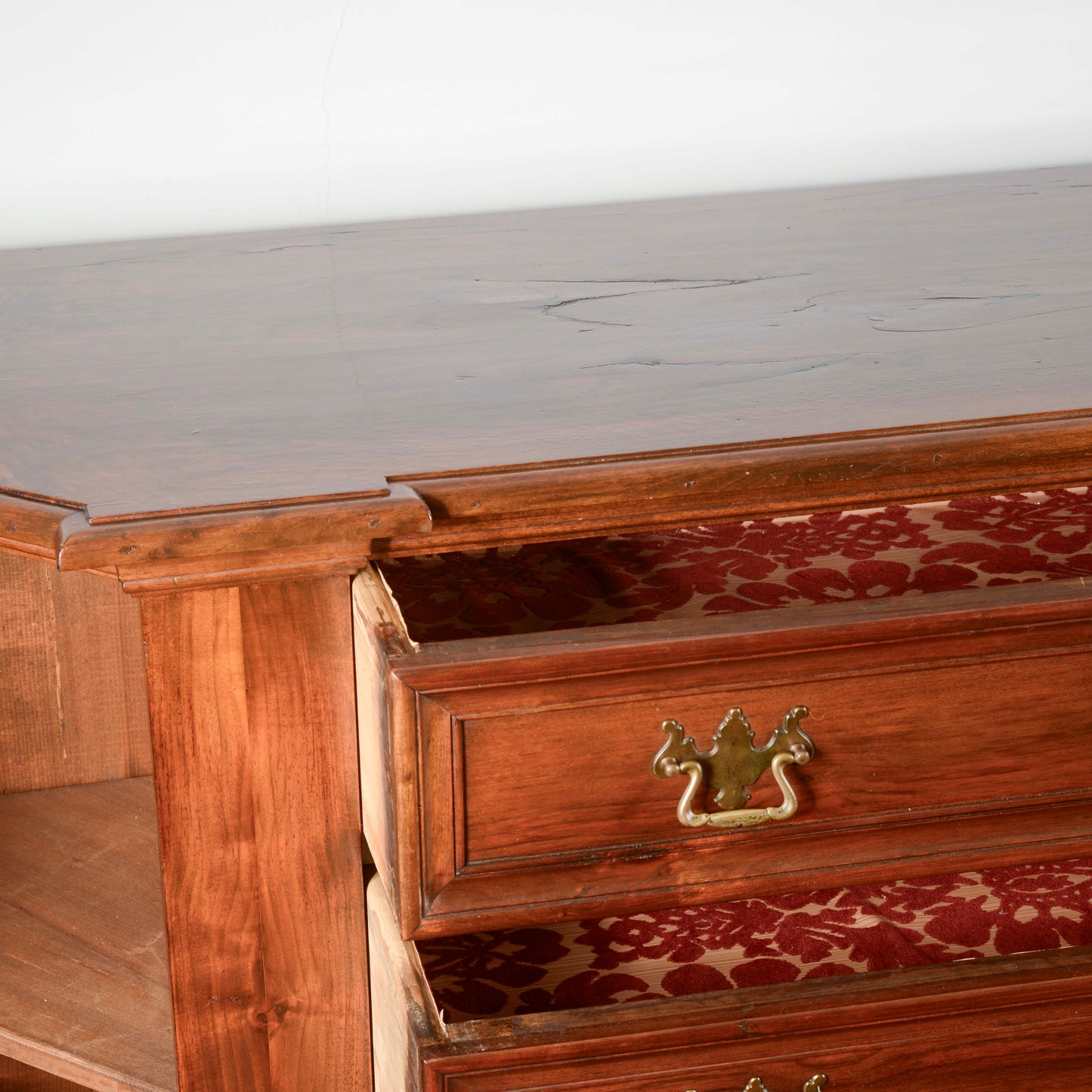Credenza scantonata  stile sacrestia in noce