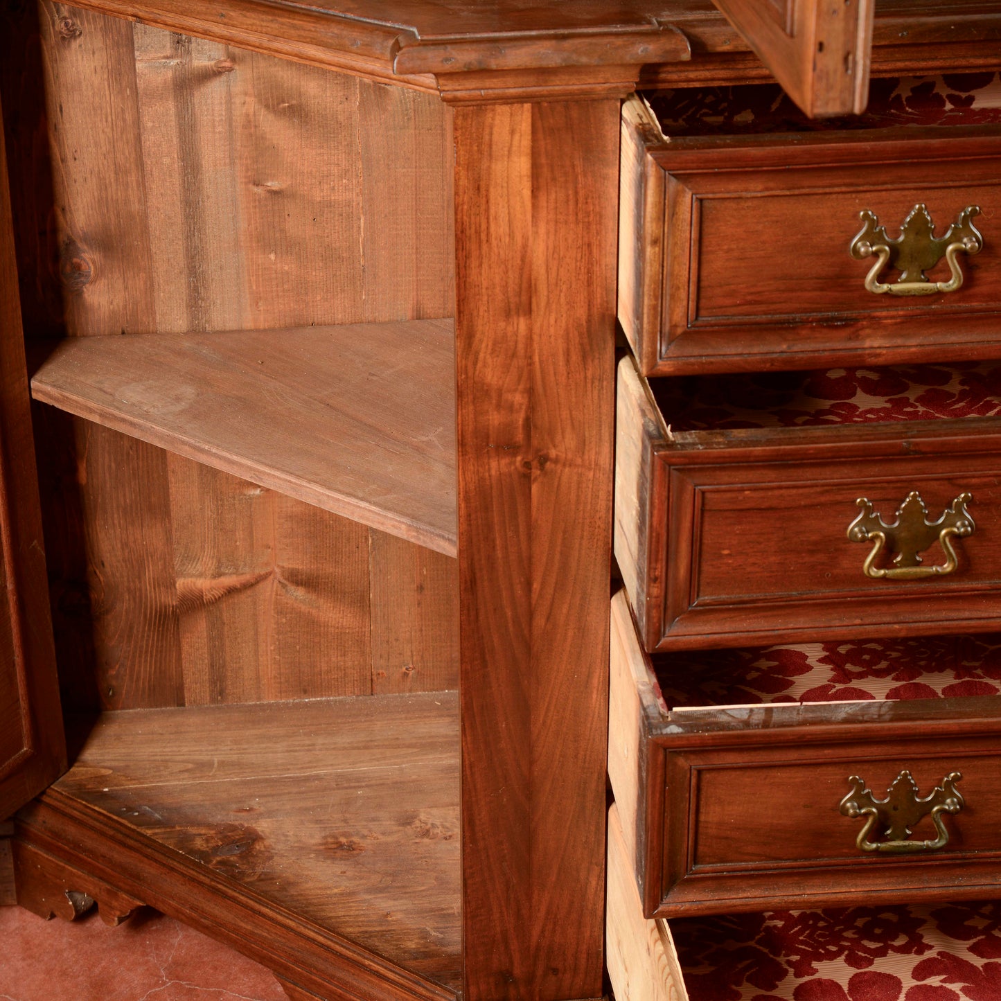 Credenza scantonata  stile sacrestia in noce