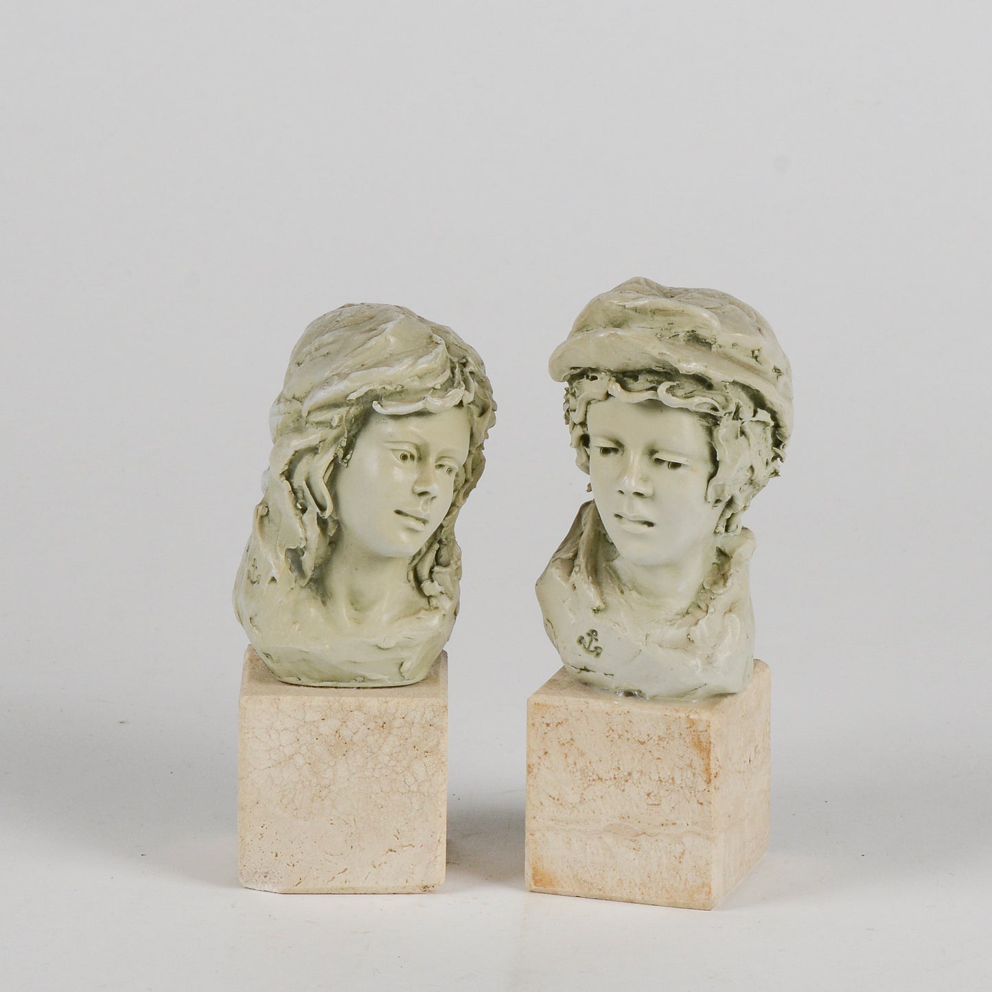 Coppia di statuine mezzo busto lui e lei con base in pietra seconda metà del XX secolo