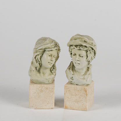 Coppia di statuine mezzo busto lui e lei con base in pietra seconda metà del XX secolo