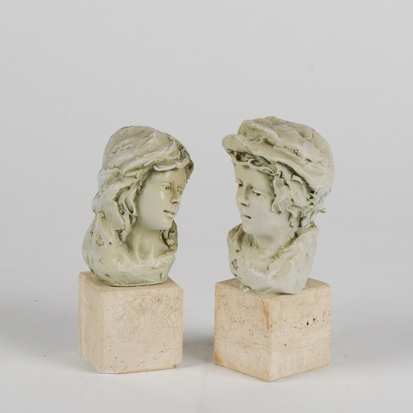 Coppia di statuine mezzo busto lui e lei con base in pietra seconda metà del XX secolo