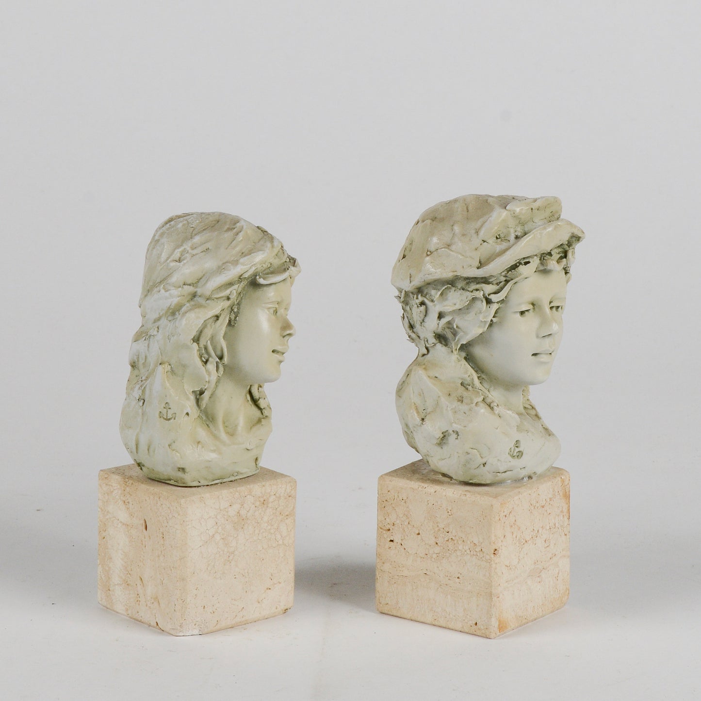 Coppia di statuine mezzo busto lui e lei con base in pietra seconda metà del XX secolo
