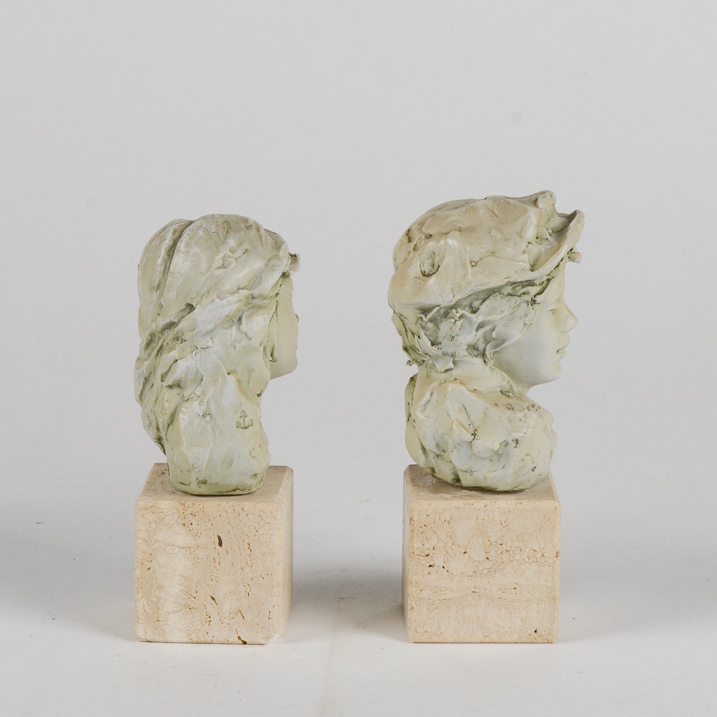 Coppia di statuine mezzo busto lui e lei con base in pietra seconda metà del XX secolo