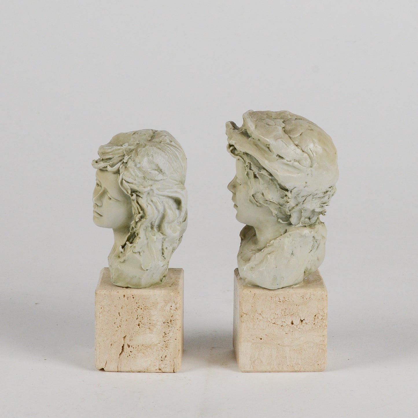 Coppia di statuine mezzo busto lui e lei con base in pietra seconda metà del XX secolo