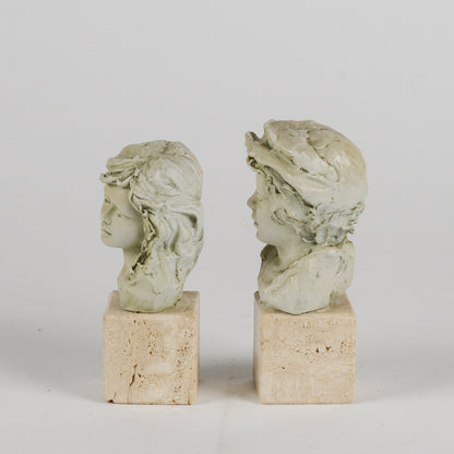 Coppia di statuine mezzo busto lui e lei con base in pietra seconda metà del XX secolo
