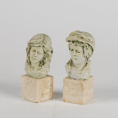 Coppia di statuine mezzo busto lui e lei con base in pietra seconda metà del XX secolo