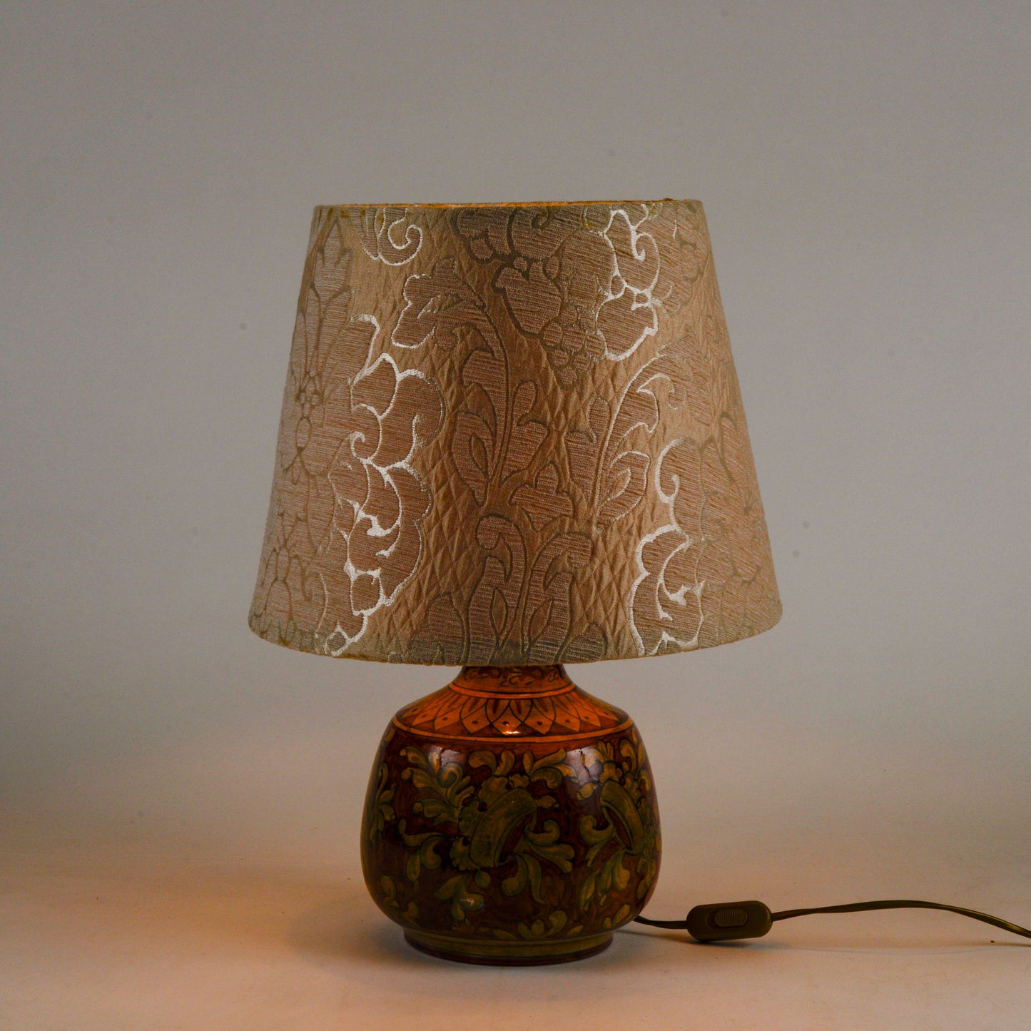 Lampada da appoggio vintage in ceramica smaltata funzionante con cappa damascata