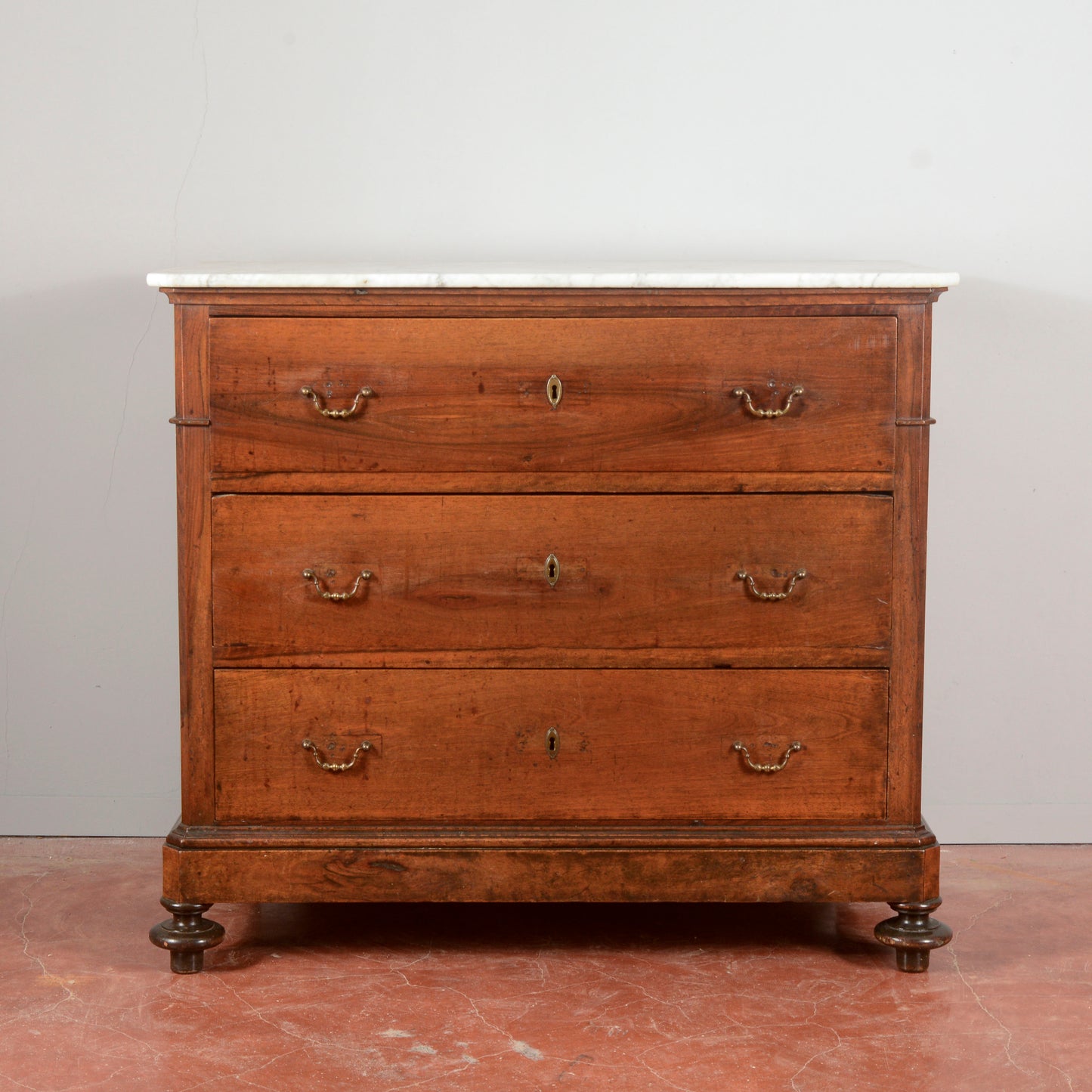 Como a tre cassetti in noce con piano in marmo bianco Italia fine XIX