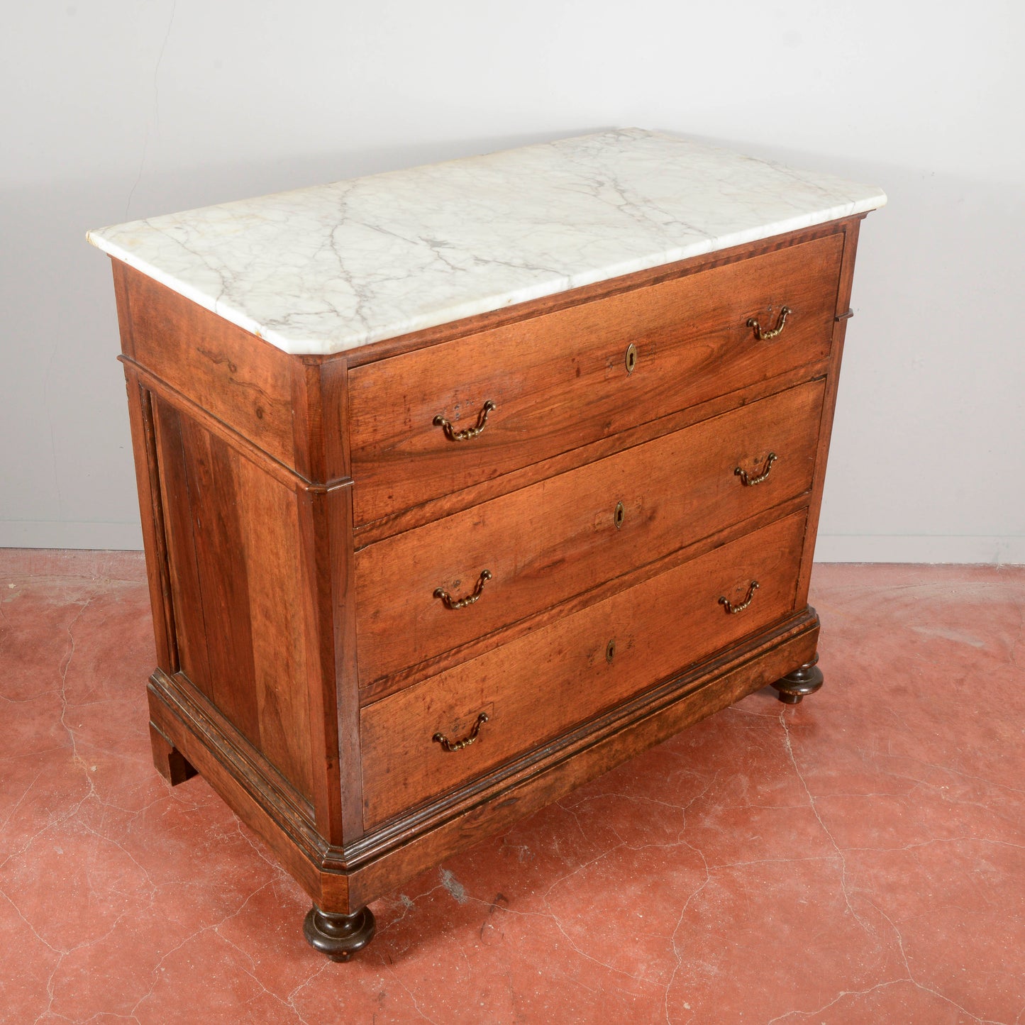 Como a tre cassetti in noce con piano in marmo bianco Italia fine XIX
