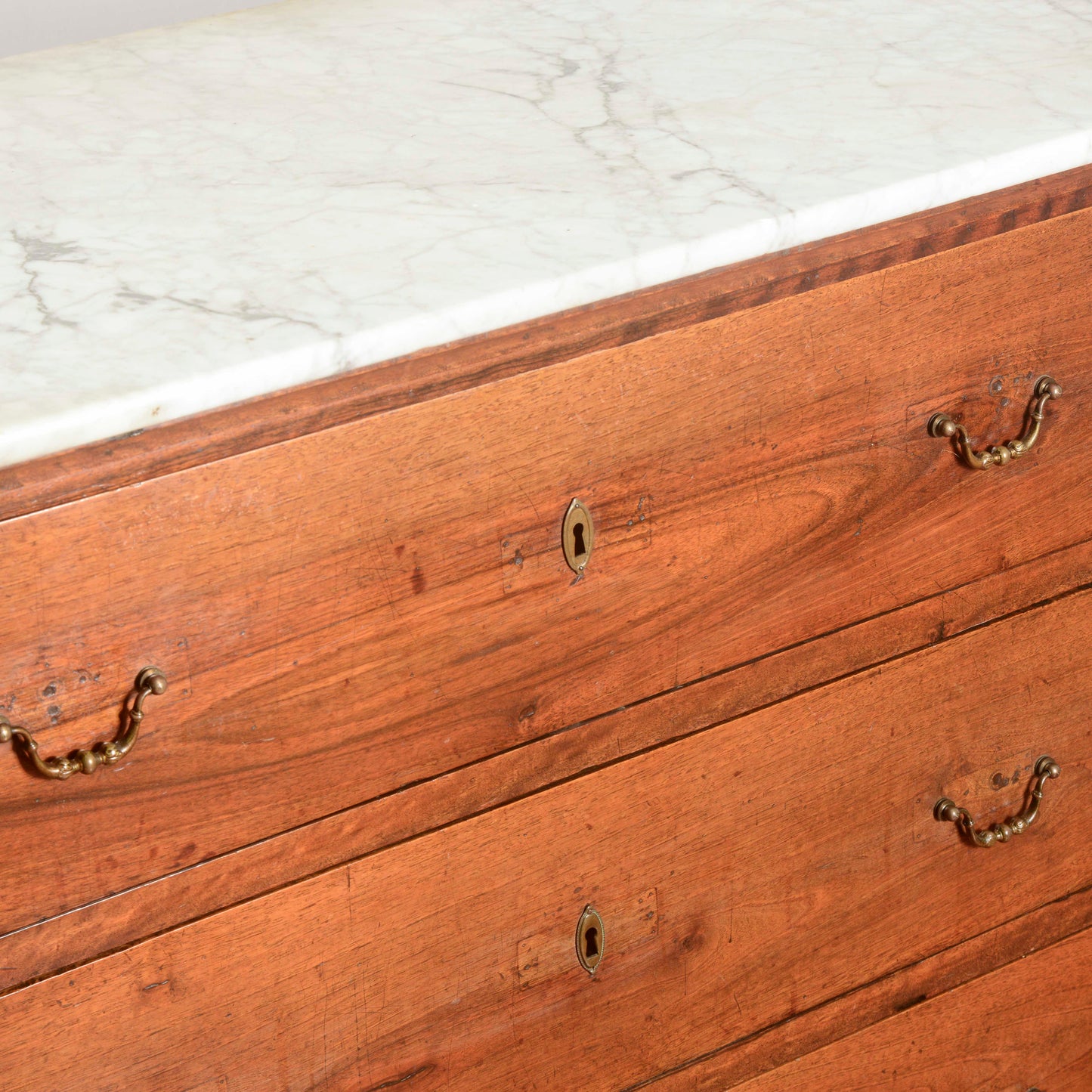 Como a tre cassetti in noce con piano in marmo bianco Italia fine XIX