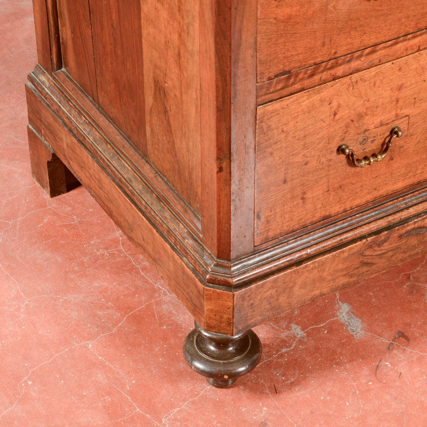 Como a tre cassetti in noce con piano in marmo bianco Italia fine XIX