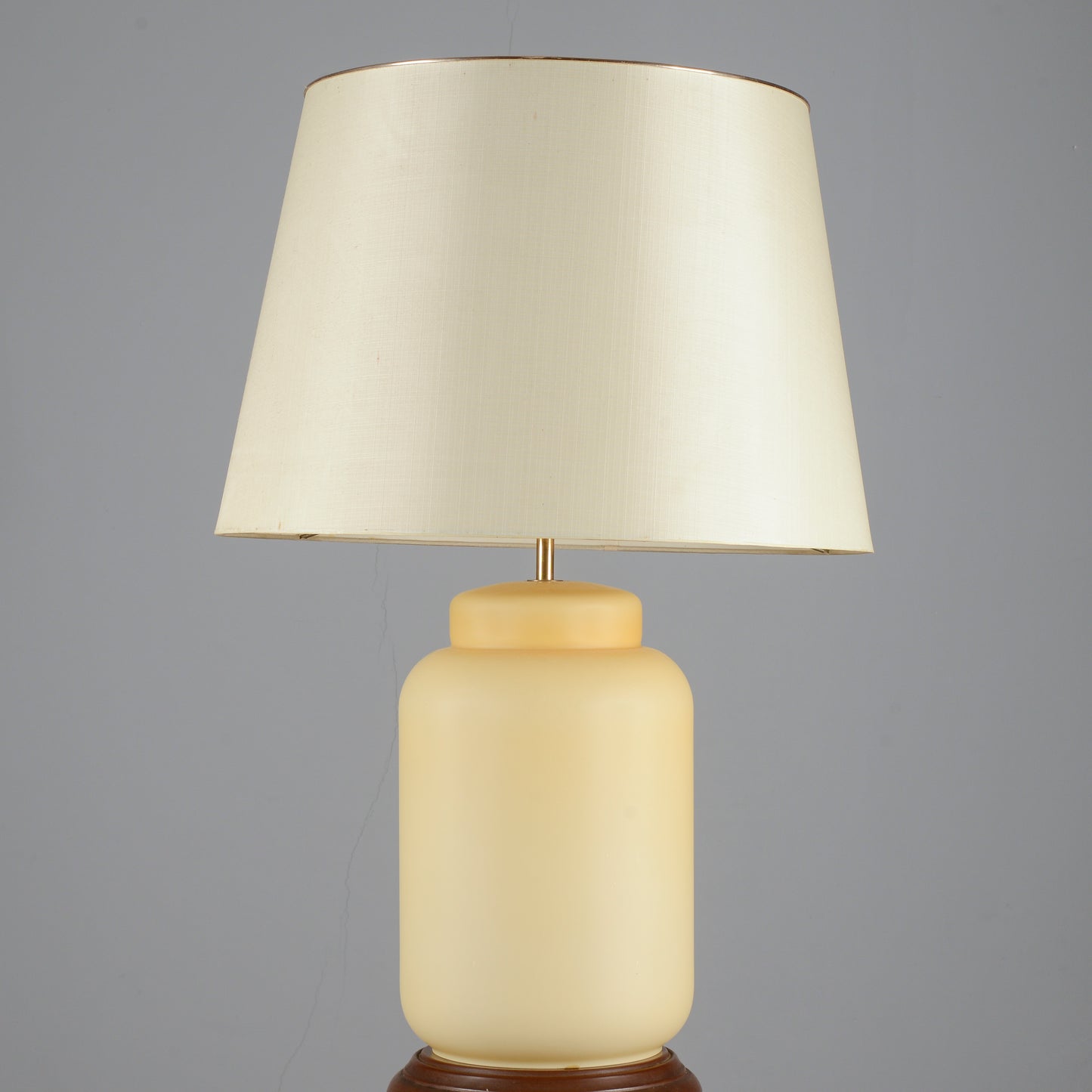 Lampada da tavolo vetro  satinato giallo crema Italia 1990