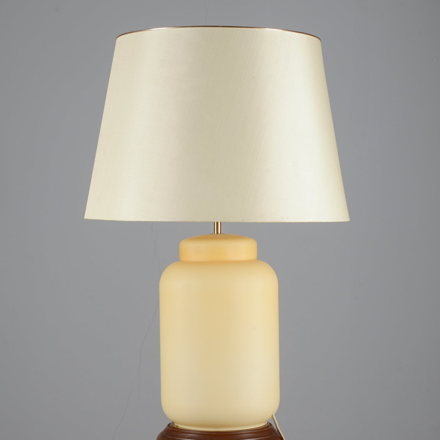 Lampada da tavolo vetro  satinato giallo crema Italia 1990