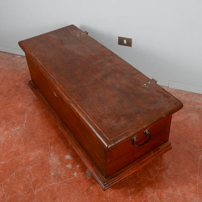 Cassapanca piccola con piedi a cipolla XX secolo