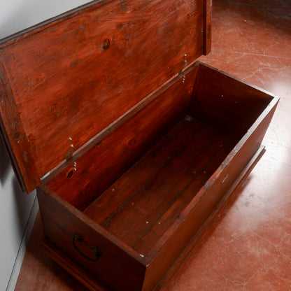 Cassapanca piccola con piedi a cipolla XX secolo