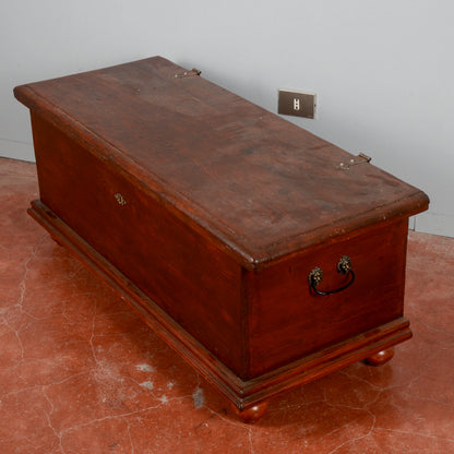 Cassapanca piccola con piedi a cipolla XX secolo