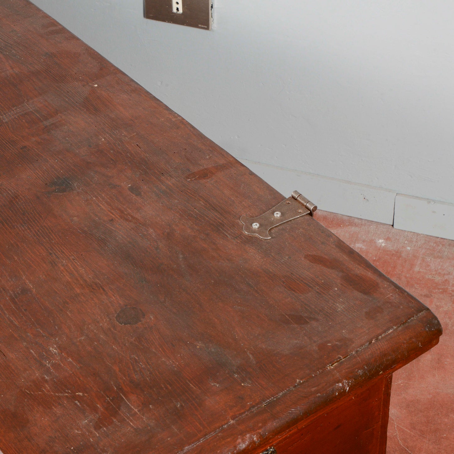 Cassapanca piccola con piedi a cipolla XX secolo