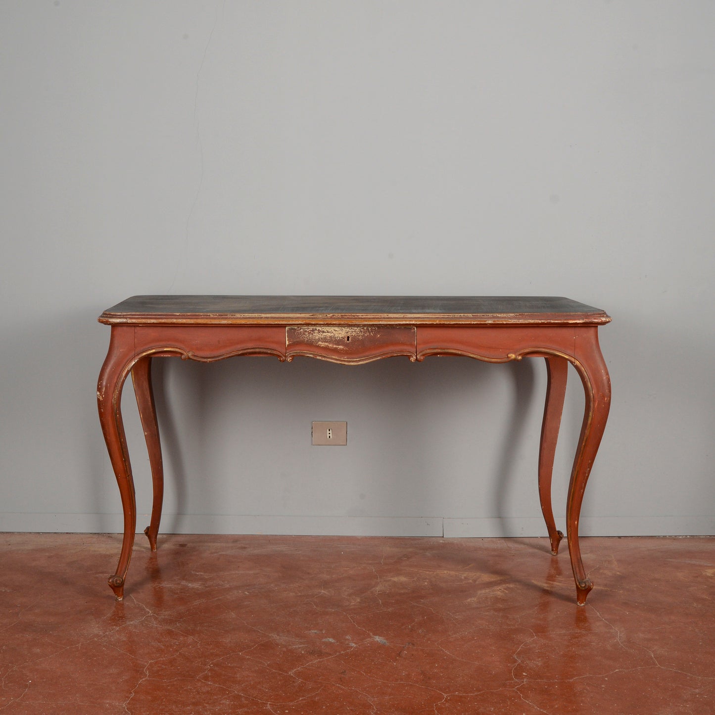 tavolino laccato con cassetto