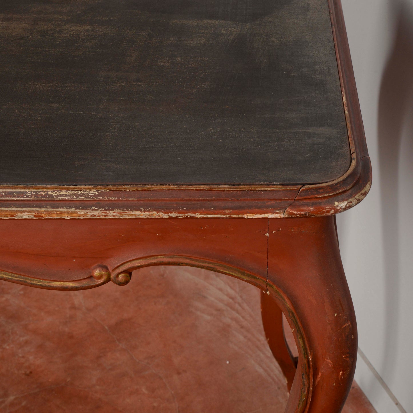 tavolino laccato con cassetto