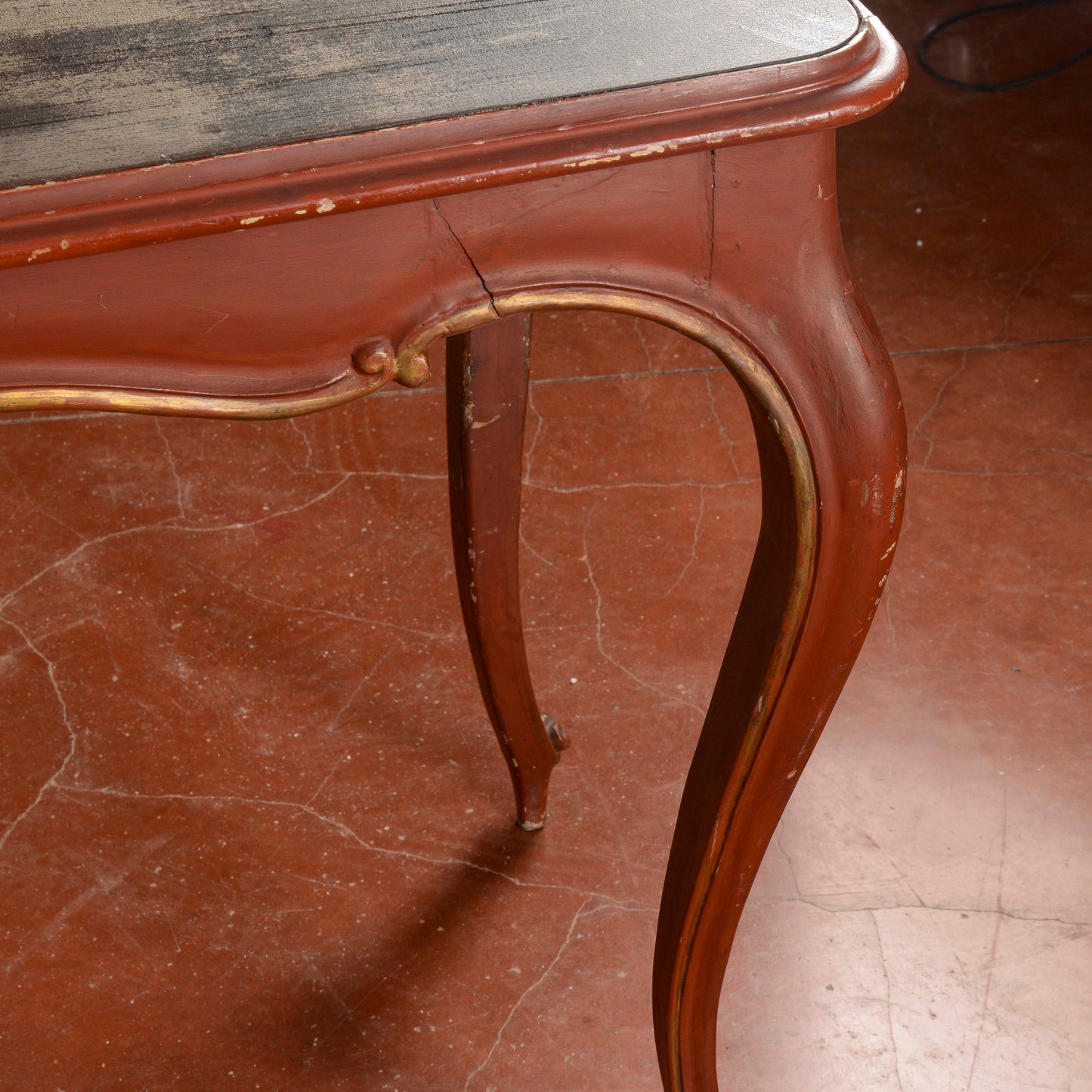 tavolino laccato con cassetto