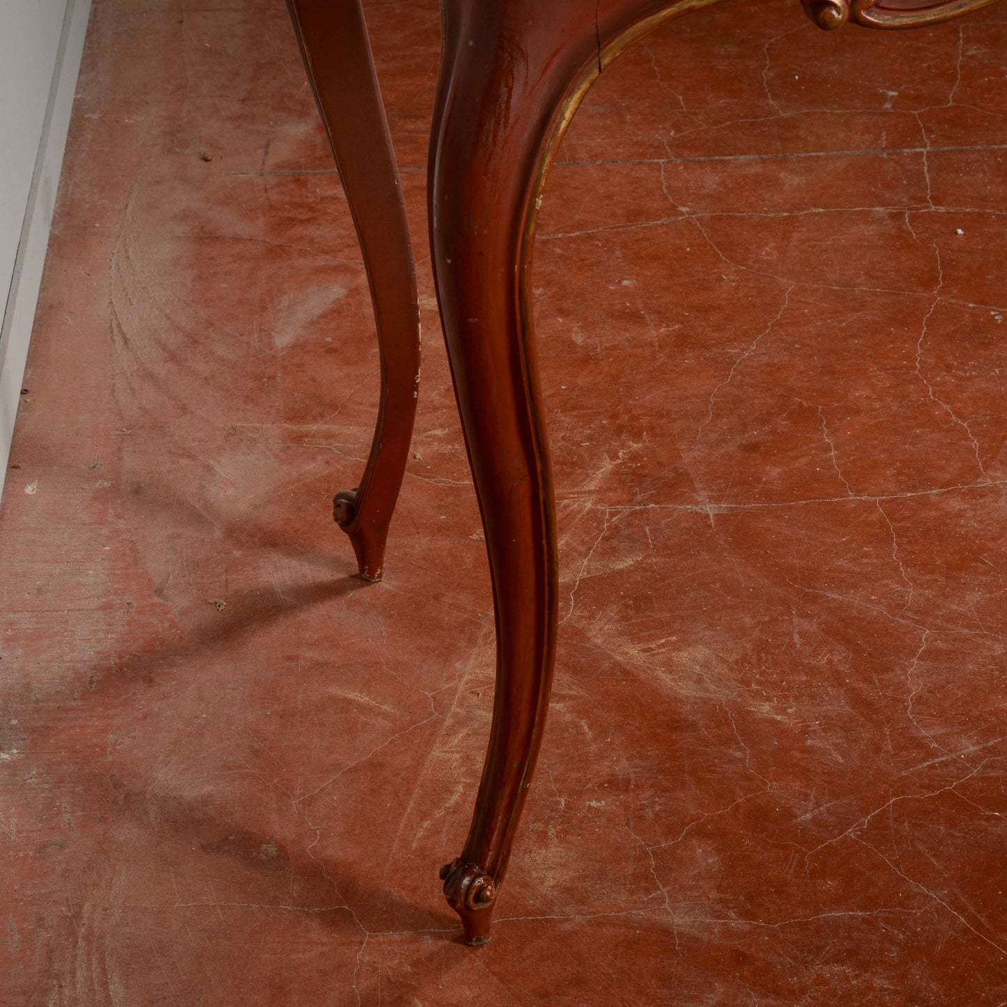 tavolino laccato con cassetto