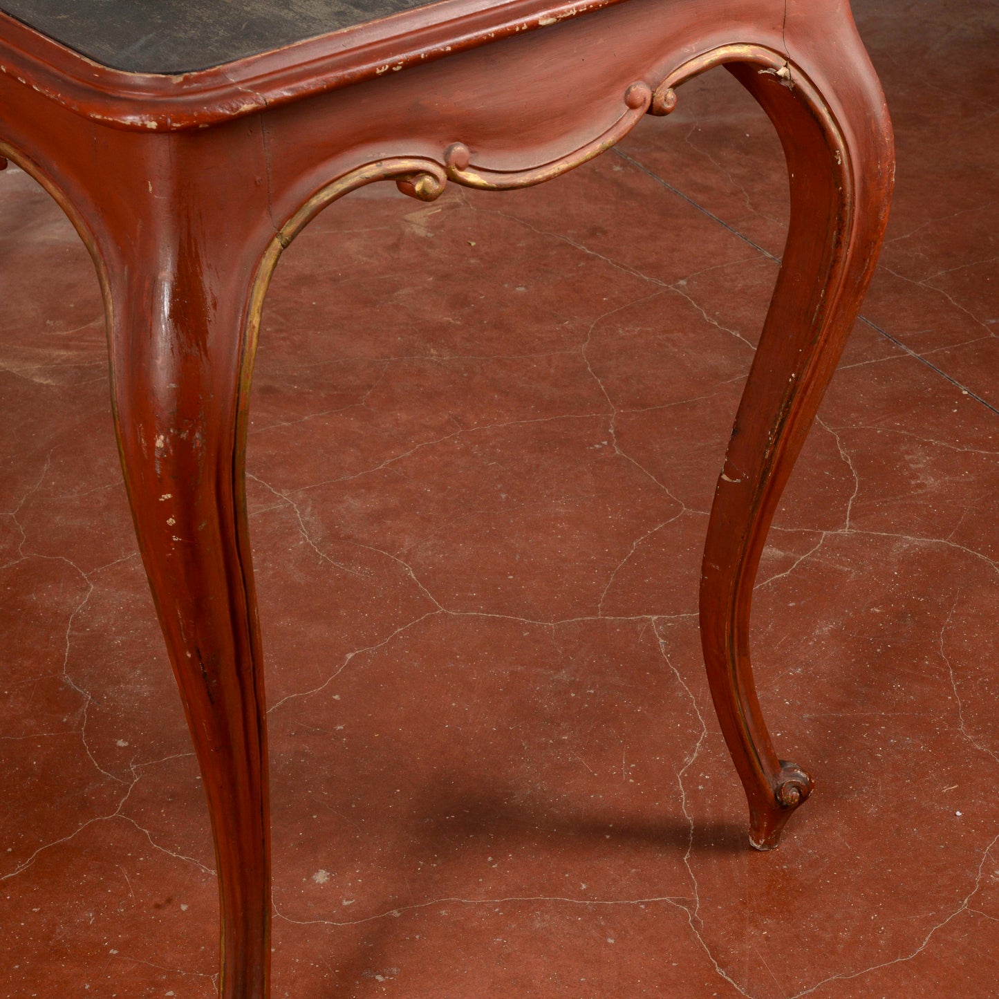 tavolino laccato con cassetto