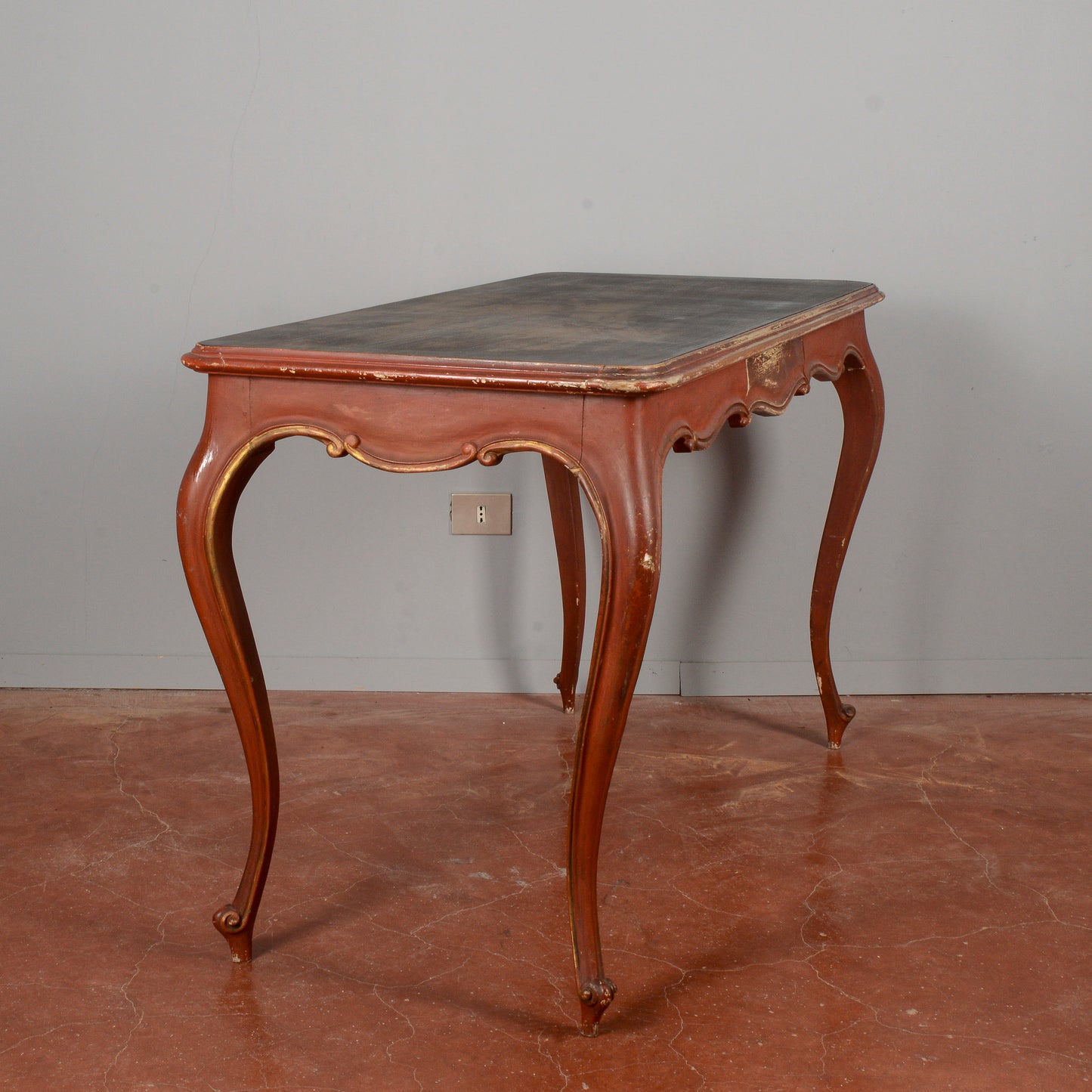 tavolino laccato con cassetto