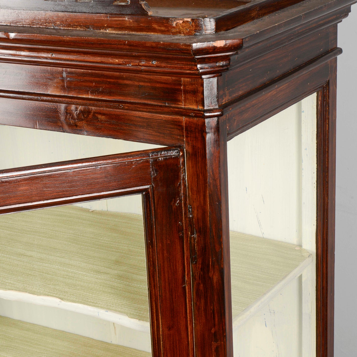 Credenza vetrina piedi cipolla Italia XIX secolo