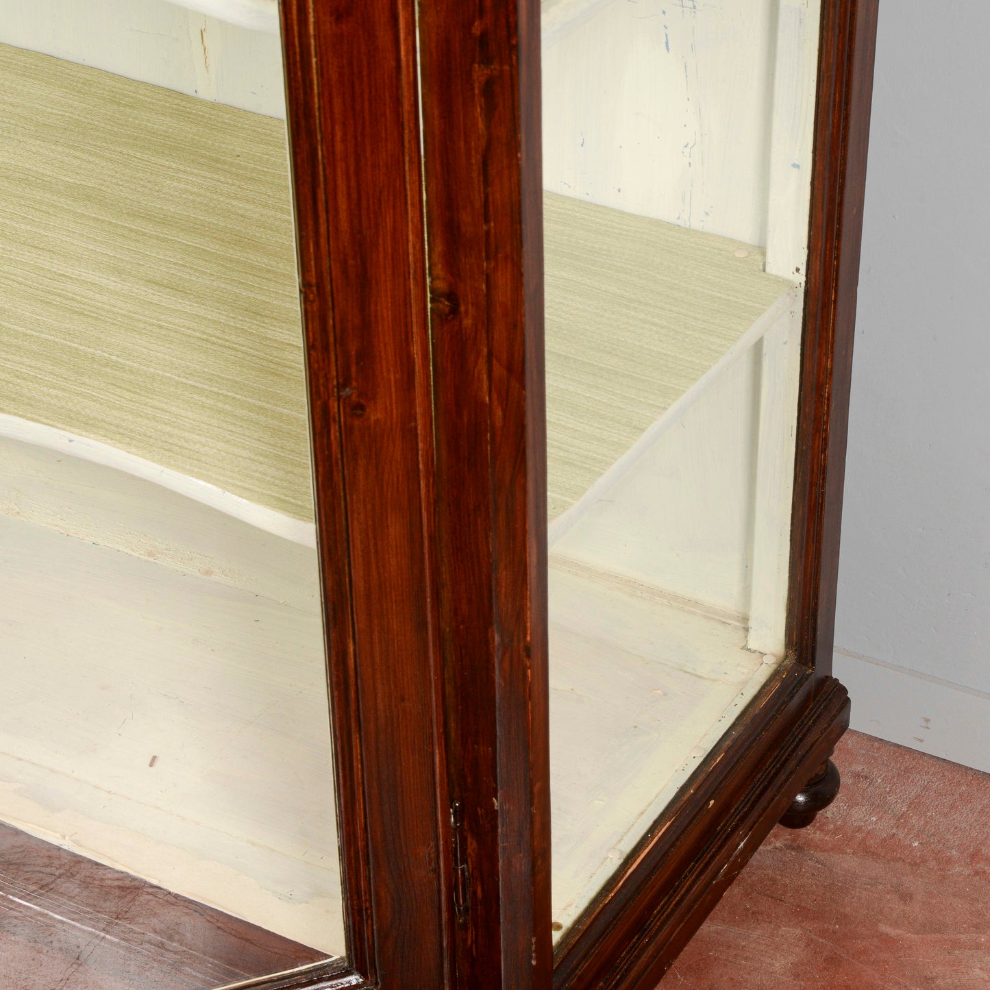 Credenza vetrina piedi cipolla Italia XIX secolo