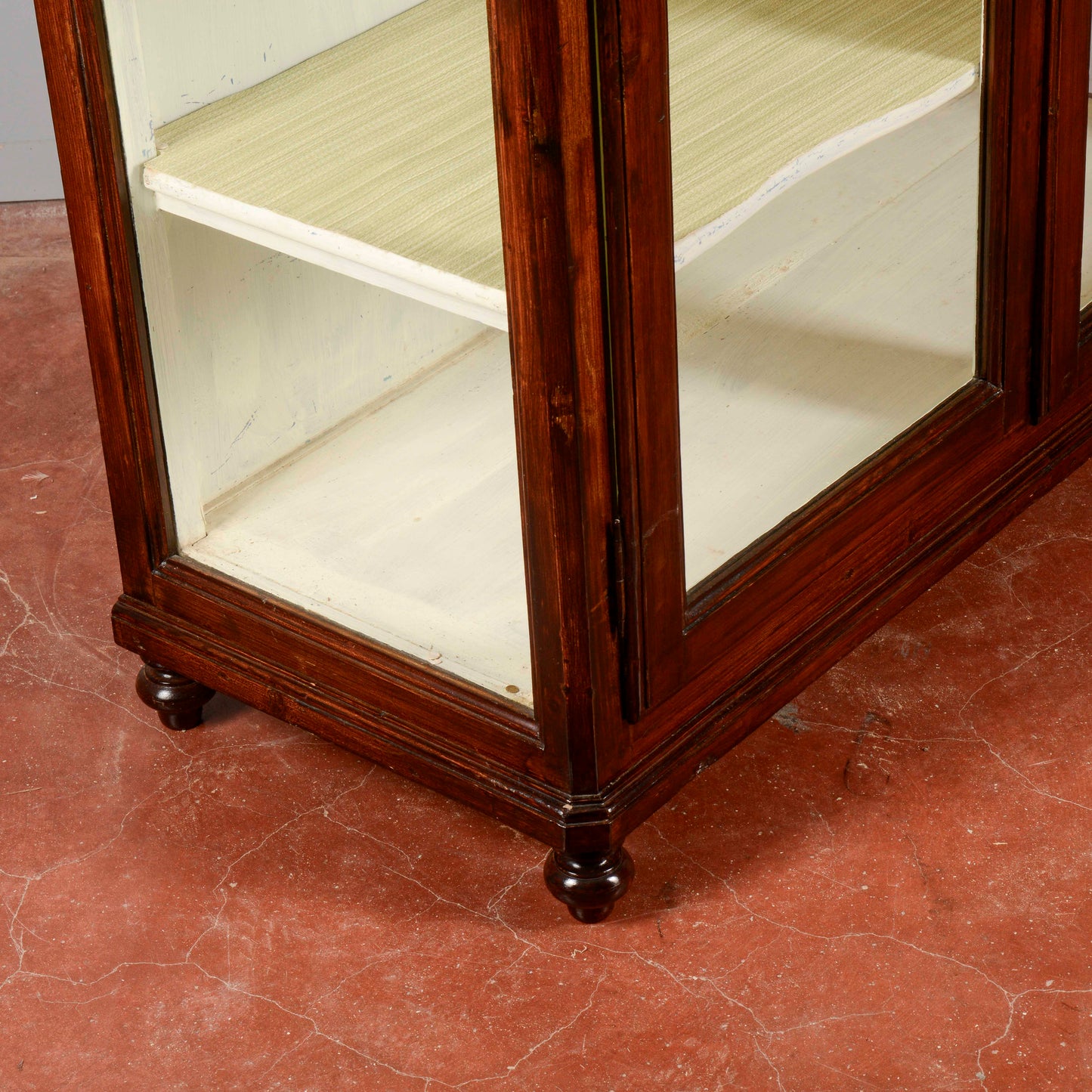Credenza vetrina piedi cipolla Italia XIX secolo