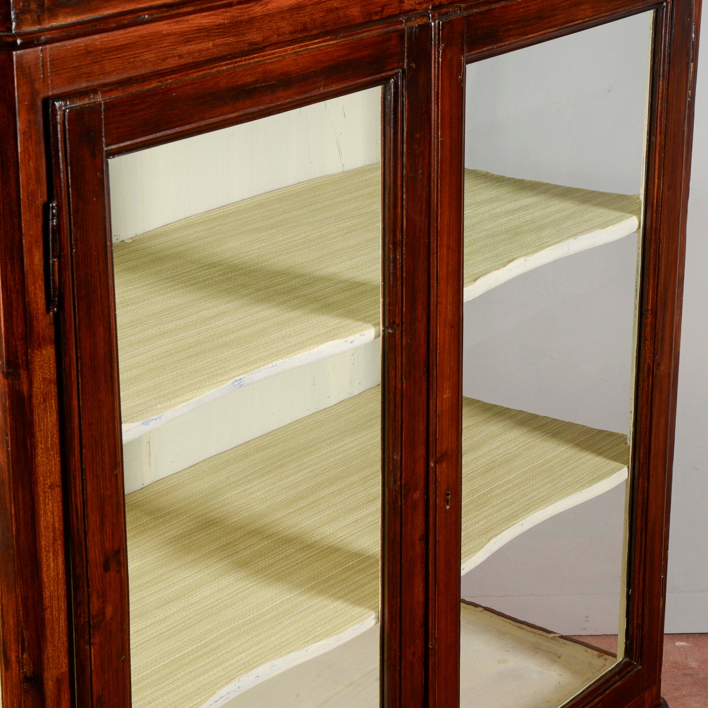 Credenza vetrina piedi cipolla Italia XIX secolo