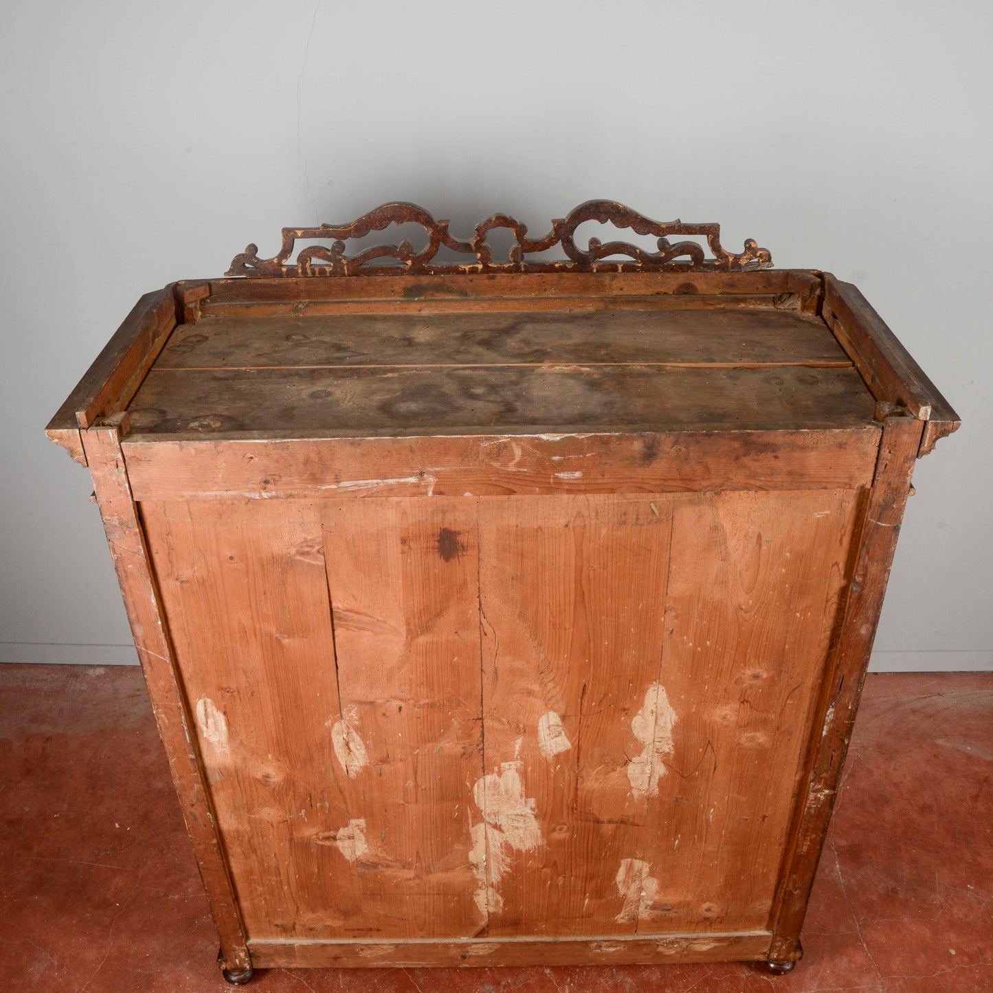 Credenza vetrina piedi cipolla Italia XIX secolo