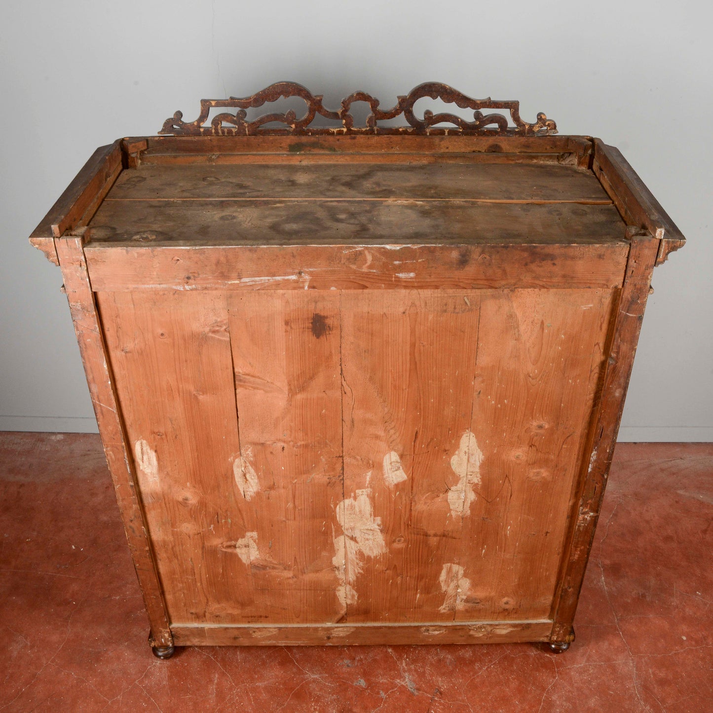 Credenza vetrina piedi cipolla Italia XIX secolo