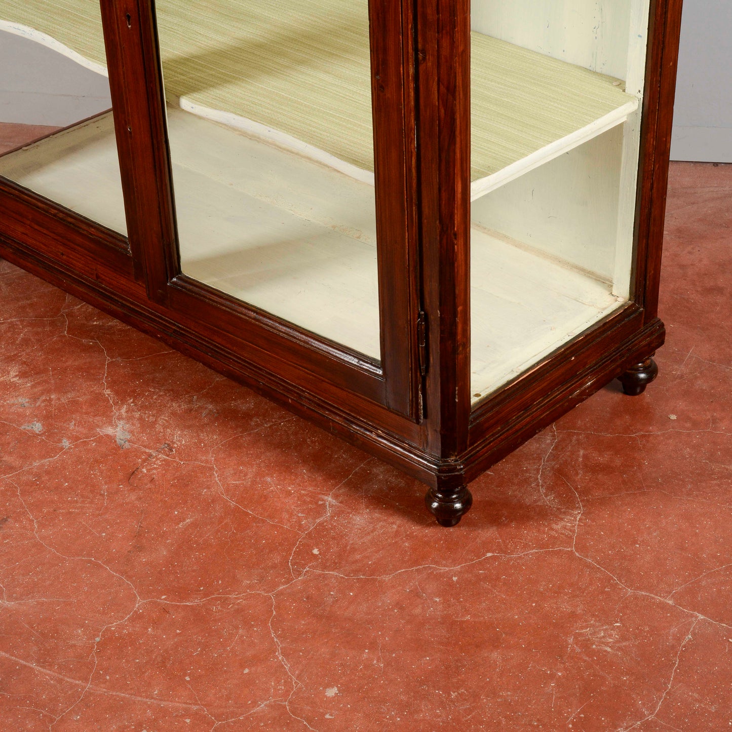 Credenza vetrina piedi cipolla Italia XIX secolo