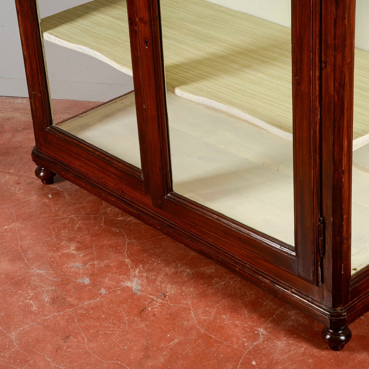 Credenza vetrina piedi cipolla Italia XIX secolo