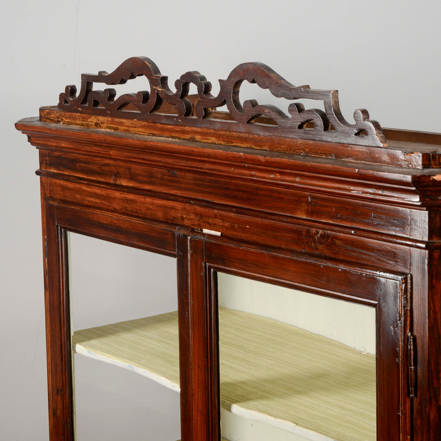 Credenza vetrina piedi cipolla Italia XIX secolo