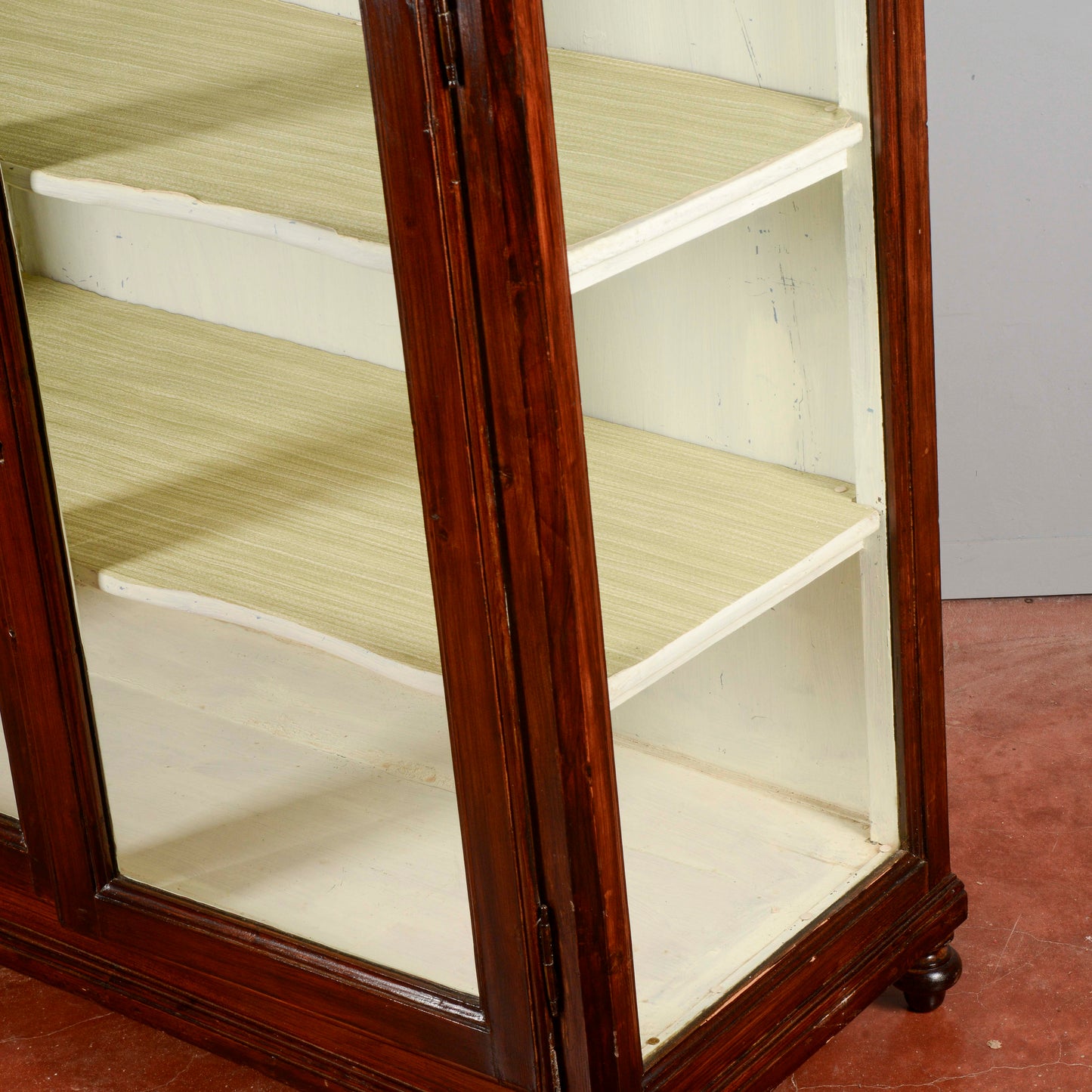 Credenza vetrina piedi cipolla Italia XIX secolo