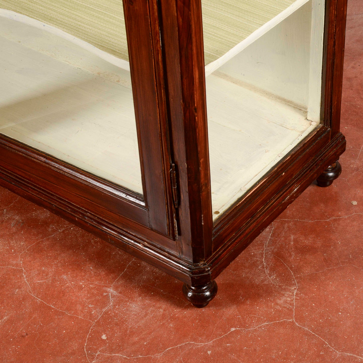 Credenza vetrina piedi cipolla Italia XIX secolo