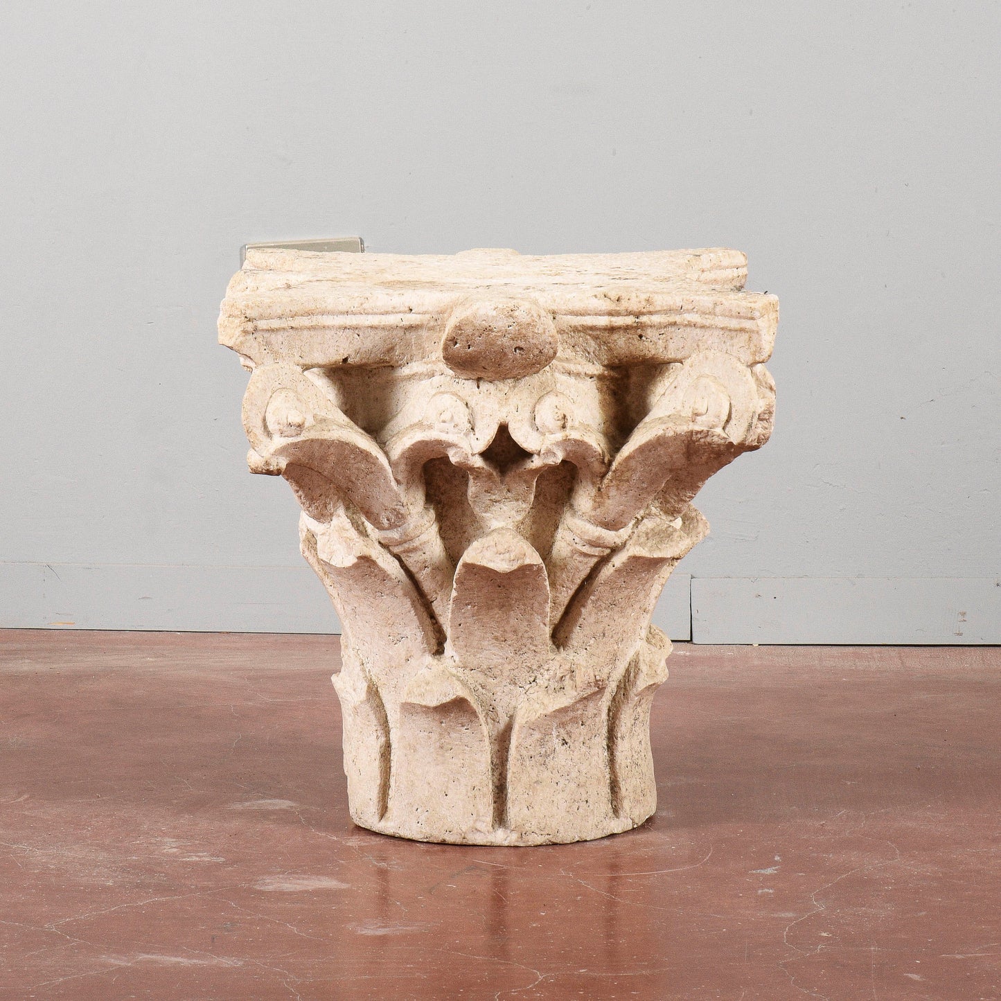 Capitello in pietra bianca stile corinzio