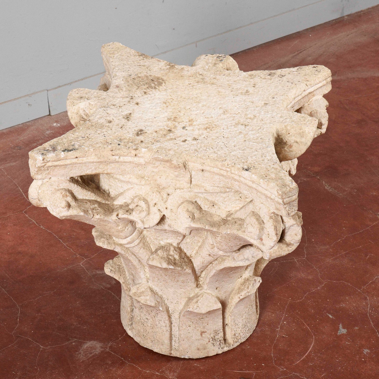 Capitello in pietra bianca stile corinzio