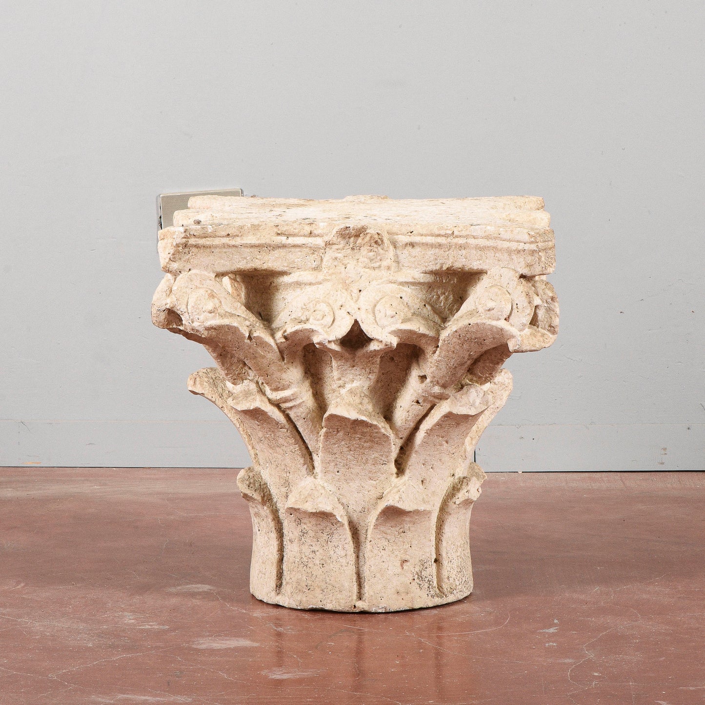 Capitello in pietra bianca stile corinzio