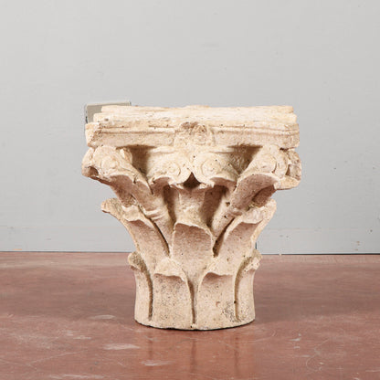 Capitello in pietra bianca stile corinzio