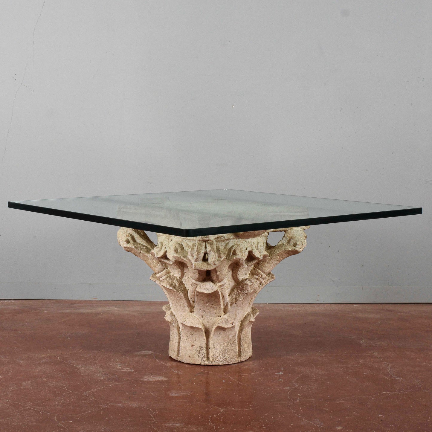 Tavolino salotto capitello in pietra bianco con piccole mancanze grande piano spesso in vetro