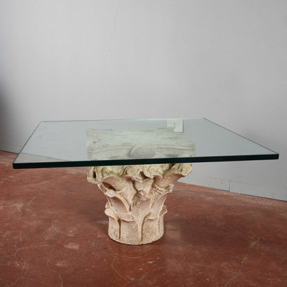 Tavolino salotto capitello in pietra bianco con piccole mancanze grande piano spesso in vetro