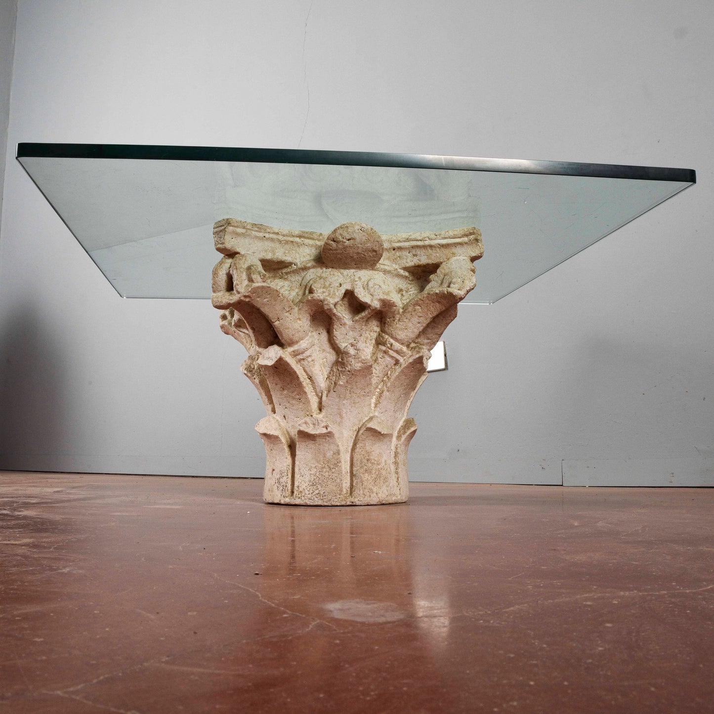 Tavolino salotto capitello in pietra bianco con piccole mancanze grande piano spesso in vetro