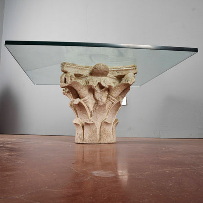Tavolino salotto capitello in pietra bianco con piccole mancanze grande piano spesso in vetro