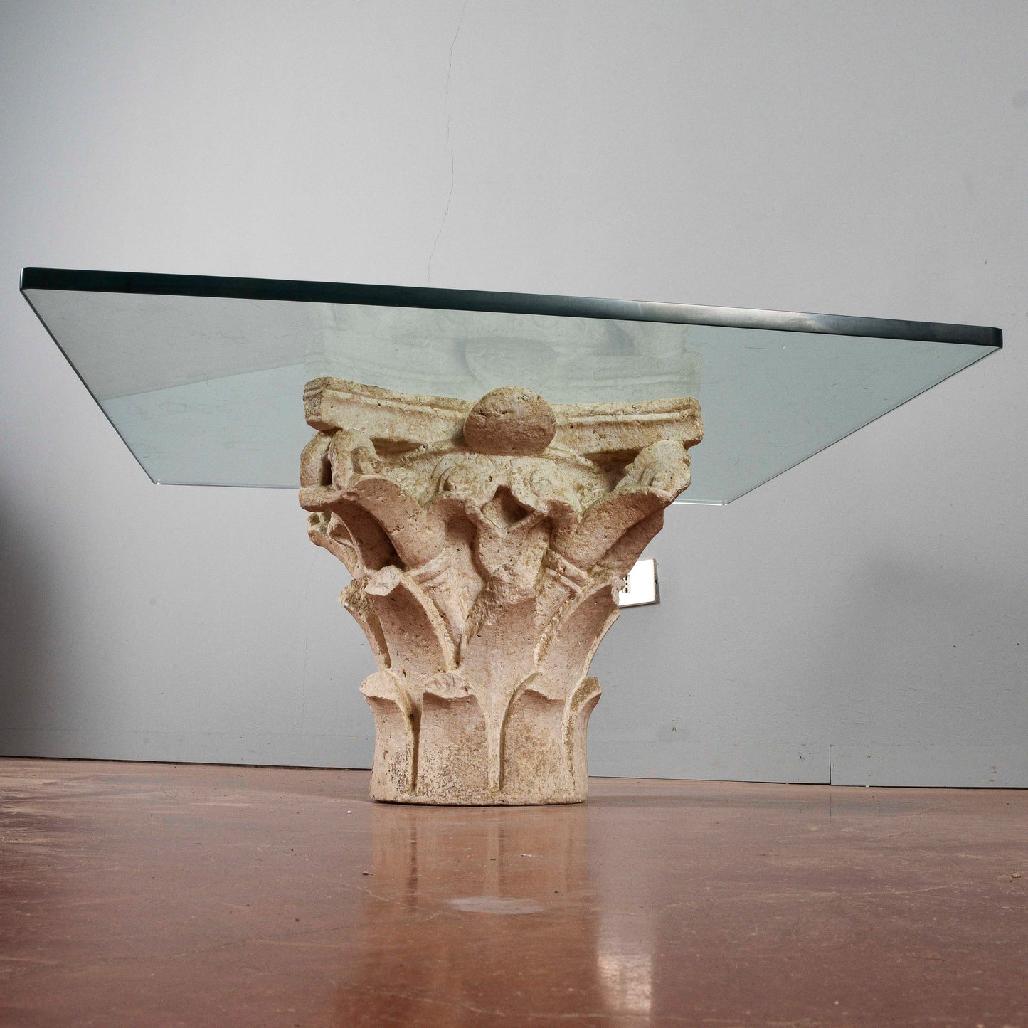 Tavolino salotto capitello in pietra bianco con piccole mancanze grande piano spesso in vetro