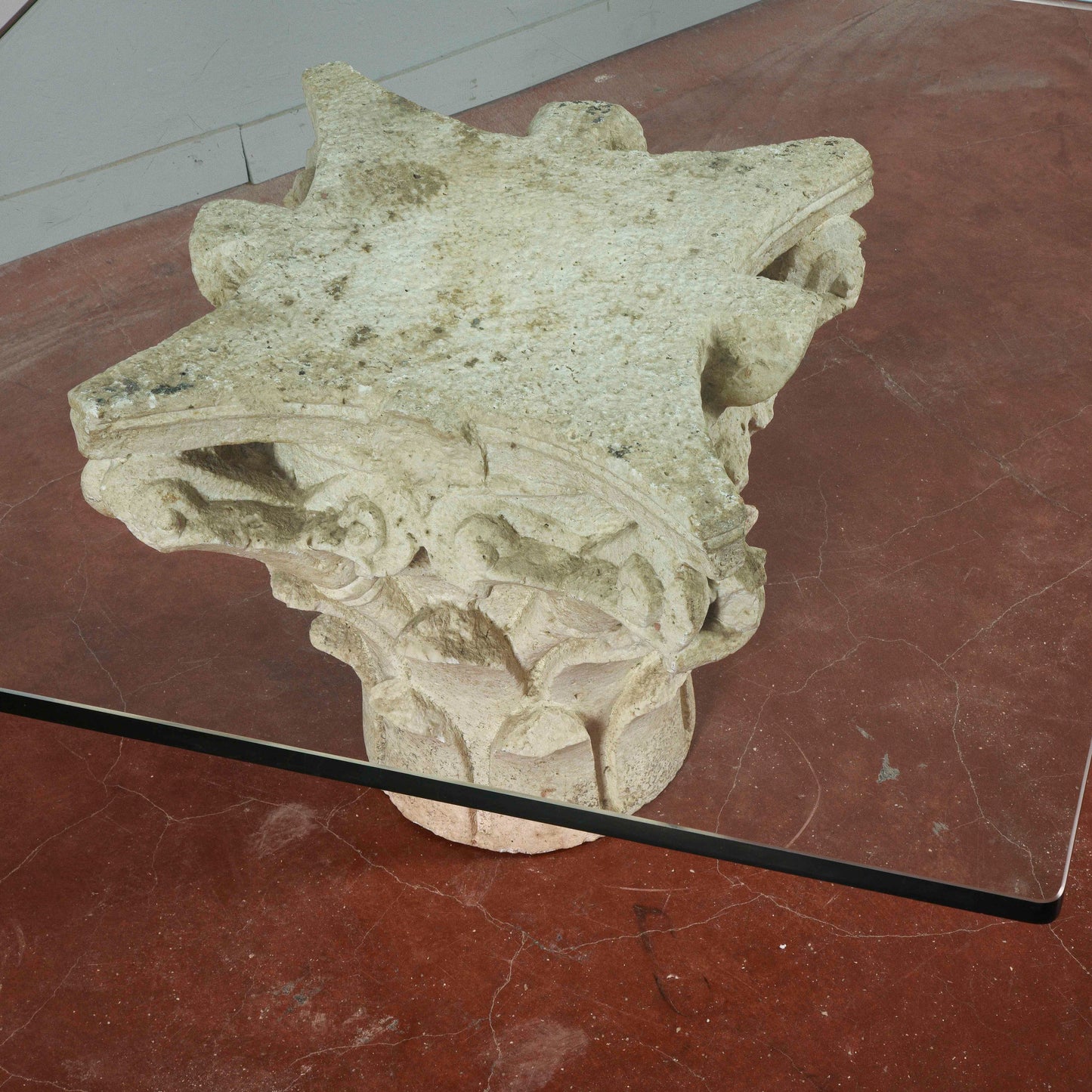 Tavolino salotto capitello in pietra bianco con piccole mancanze grande piano spesso in vetro